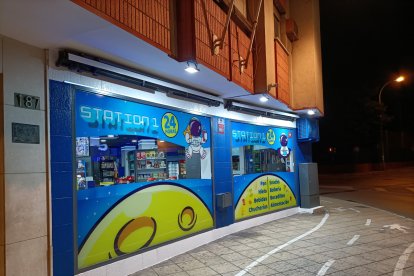 Así luce en la madrugada la nueva tienda.
