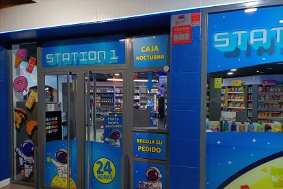 La puerta principal de la tienda.