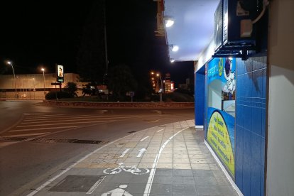Al fondo el pabellón y a sus espaldas las pistas polideportivas.