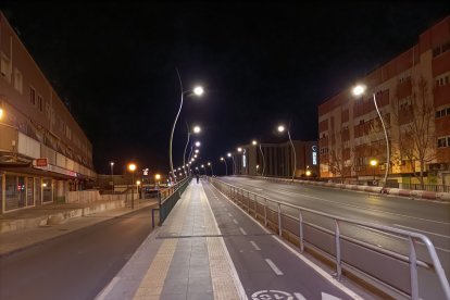 El Puente de la Avenida del Mediterráneo un hervidero de gente.