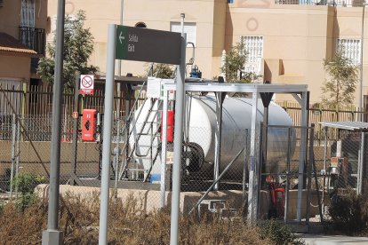 Junto a la vía de apartado el depósito de diésel para repostar.