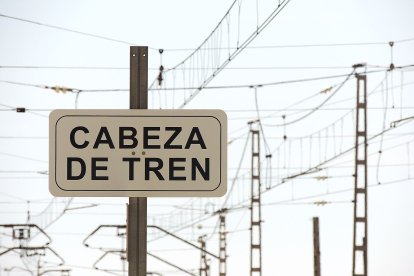 La señal para los maquinistas con la catenaria en segundo plano.