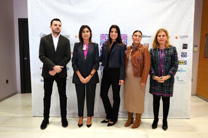 Óscar Bleda, Sacramento Sánchez, Libertad Martínez, Lorena Nieto y Paola Laynez representando al Ayuntamiento de Almería. 