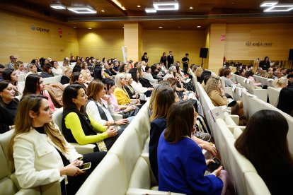 Salón de la Casa de las Mariposas lleno. 