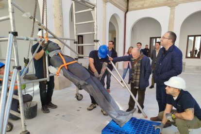 Los operarios levantando la escultura del rey Felipe VI