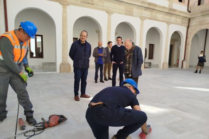 Operarios preparando los anclajes en el suelo