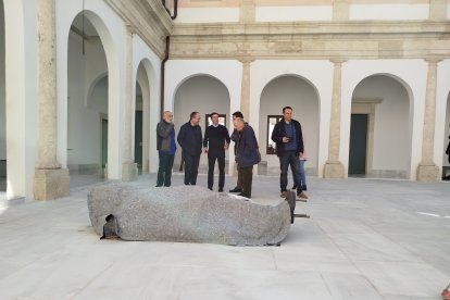 Las esculturas aún liadas en las mantas