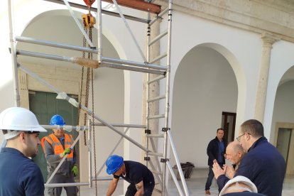 Colocación del arnés a la escultura