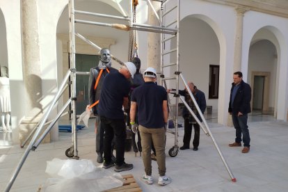 Colocación de la escultura