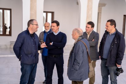 Charla mientras colocan la escultura