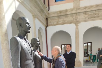 Sintiendo el tacto del bronce y colocadas ya la esculturas en su lugar