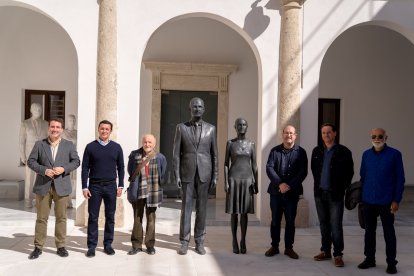 Foto de familia junto a las esculturas colocadas