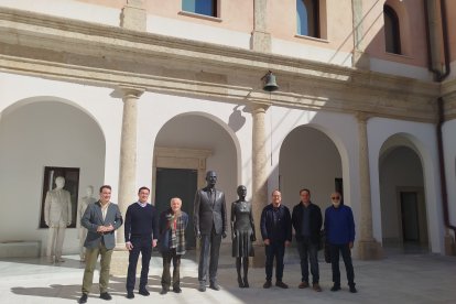 Foto de familia junto a las esculturas colocadas