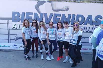 Grupo de mujeres en la XI edición de la Carrera de la Mujer.