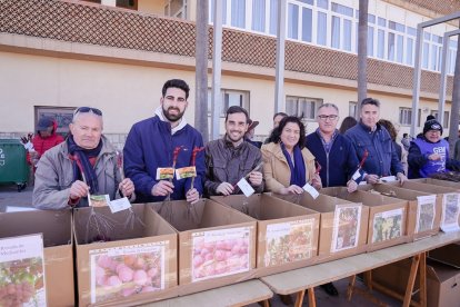 Miembros del GEM y autoridades del Ayto. de Alhama de Almería y Diputación Provincial muestran algunas de las variedades departidas.
