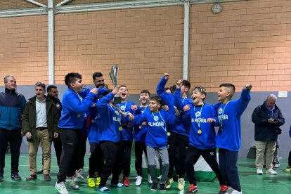 Los alevines celebrando el triunfo.