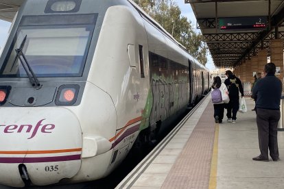 Los trenes volverán en 2026, según el compromiso del Gobierno.