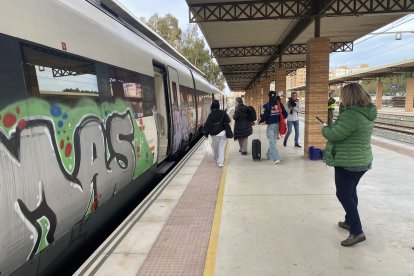 Los trenes volverán en 2026, según el compromiso del Gobierno.