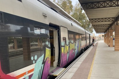Los trenes volverán en 2026, según el compromiso del Gobierno.