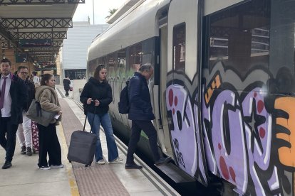 Los trenes volverán en 2026, según el compromiso del Gobierno.