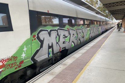 Los trenes volverán en 2026, según el compromiso del Gobierno.