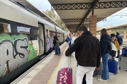 Los trenes volverán en 2026, según el compromiso del Gobierno.