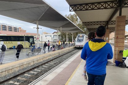 Los trenes volverán en 2026, según el compromiso del Gobierno.