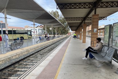 Los trenes volverán en 2026, según el compromiso del Gobierno.