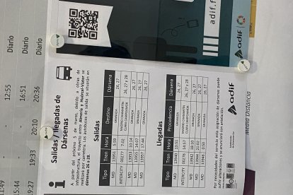 Renfe explica los cambios en el servicio ferroviario con un cartel en su oficina de venta de billetes.