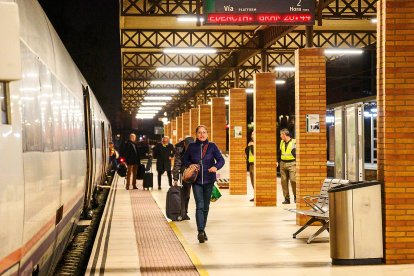 Últimos viajeros en tren en la capital.