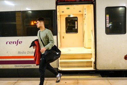 Últimos viajeros en tren en la capital.