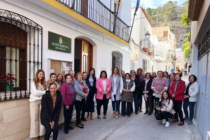 Representación de las asociaciones Mujeres en Igualdad, El Cabañil y de la Alpujarra, junto a la delegada de Justicia, Rebeca Gómez, y las diputadas Ana Lourdes Ramírez y Matilde Díaz.