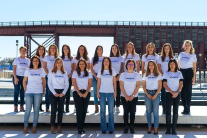 La presidenta de la APA, Rosario Soto, junto a una representación de mujeres que forman parte del equipo de la Autoridad Portuaria de Almería.