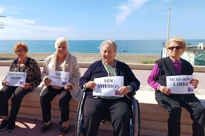 Varias mujeres del Centro Residencial de Personas Mayores de El Zapillo portando mensajes reivindicativos.