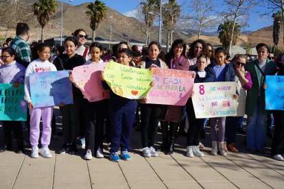 Decenas de estudiantes protagonizan en Vícar una manifestación a lo largo del Bulevar de La Paz.