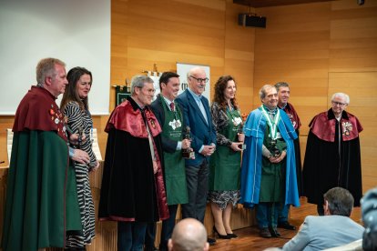 Recibieron la capa de cofrade de honor de FECOAN Vicente del Bosque; la alcaldesa María del Mar Vázquez; el presidente de Diputación, Javier A. G