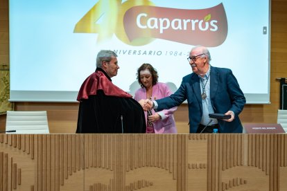 Vicente del Bosque expuso las claves que conectan el fútbol con la empresa. En la imagen, recibiendo las felicitaciones de Pedro Caparrós y Mabel