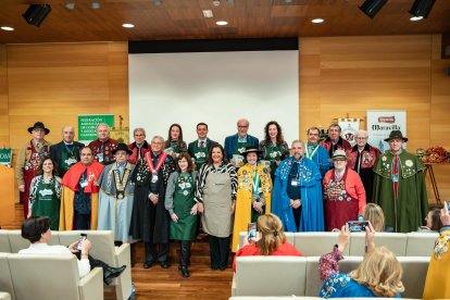El octavo Congreso de FECOAN, bajo el título ‘Aportación del tomate a la Excelencia Gastronómica’ reunió a representantes de cofradías gast