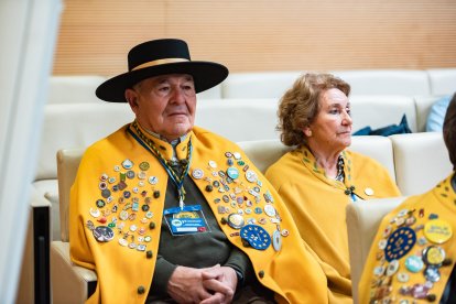 La presencia de cofrades de toda Andalucía, como estos de ‘Amigos del Olivar’ de Córdoba, pusieron una nota de color.