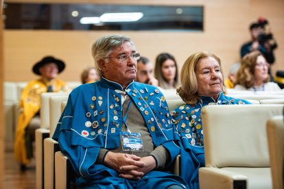 Los representantes de las cofradías andaluzas lucieron sus capas representativas.