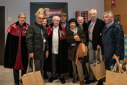 Un grupo de asistentes, entre los que figura Fátima Gázquez, con Pedro Caparrós y Antonio Gázquez.