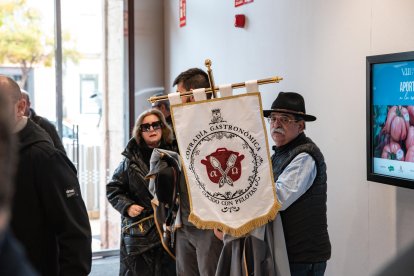 Los estandartes de las cofradías eran imprescindibles. Este es el de la Cofradía Cocido con Pelotas de Alicante.