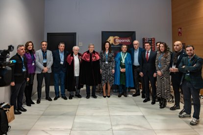 Foto de familia previa al congreso, con representantes institucionales, Grupo Caparrós y directivos de FECOAN.