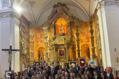 Fotografía de familia tras el acto en la iglesia de Santa María de Albox.