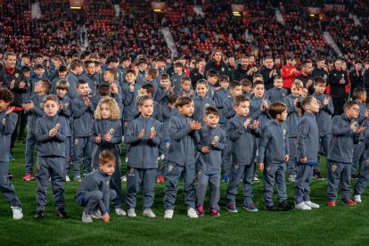 Aplaudiendo a los aficionados.