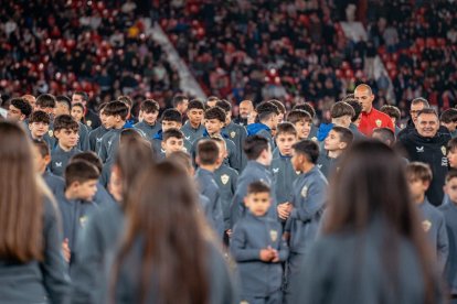 Las niñas comienza su desfile.