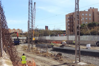 Vistas al puente de la Avenida del Mediterráneo con todo en marcha.