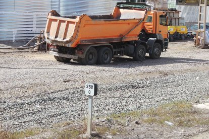 La señalización de puntos kilométricos llegando a la Intermodal pero ya sin raíles.
