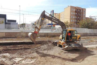 Rebajando el terreno junto al puente.