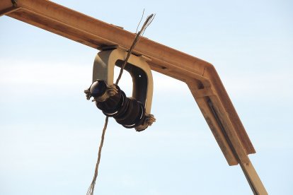 El poste que sujetaba el hilo de catenaria que daba tensión eléctrica a los trenes.